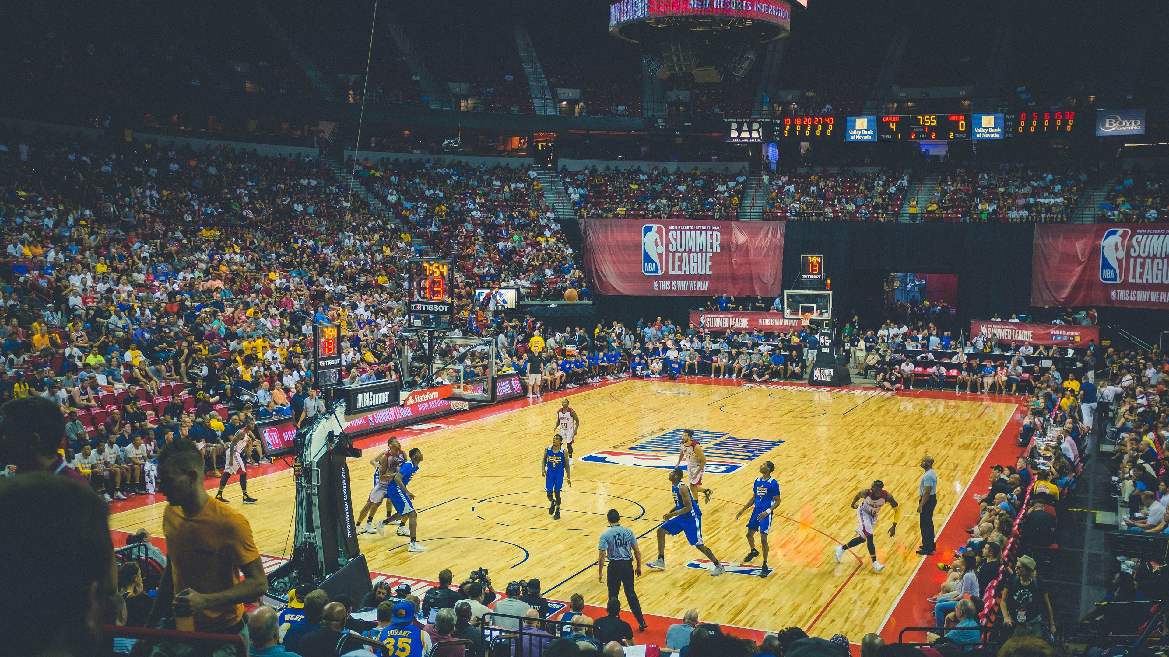 开云体育在线-东决关键战焦点战，湖人跨联盟击败辽宁队，梦幻对决引爆篮球界